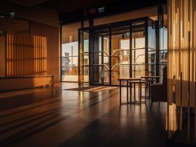 1024社区主编张林在办公桌前专注工作，背景是满满的书架，展现深厚的内容研究氛围