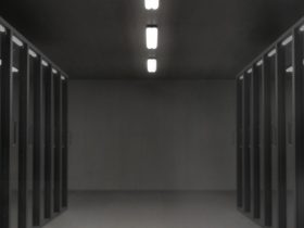 1024社区技术负责人王浩在服务器机房前检查系统运行状态，展现平台稳定运维的专业态度